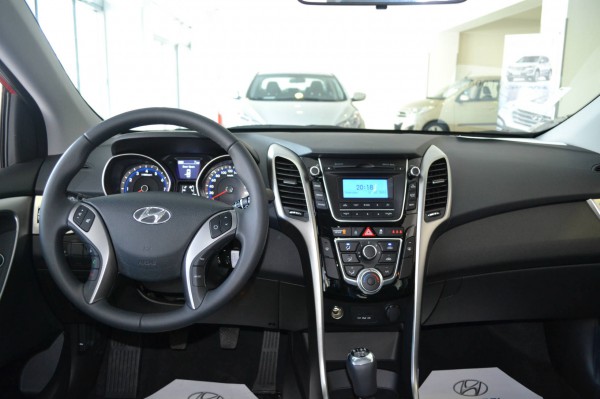 2013 hyundai i30 black interior cockpit