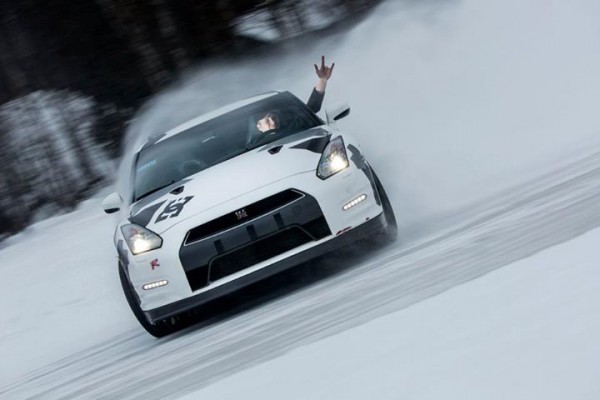 Nissan GT-R plays in the snow
