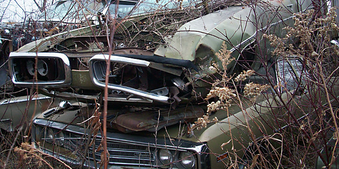 1970_Dodge_Super_Bee_junkyard abandoned muscle cars