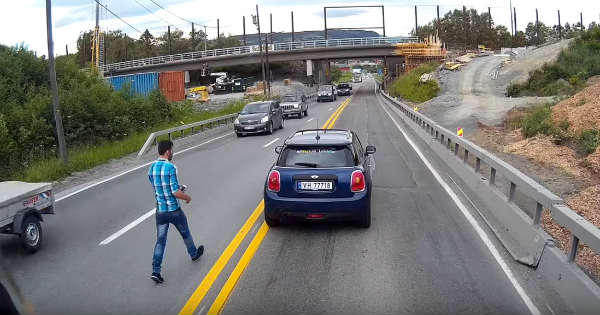 Mini Driver Tries To Commit Insurance Fraud Caught on Camera 2