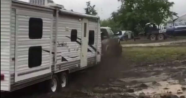 DODGE RAM Goes Trough MUD With A Huge Trailer 2
