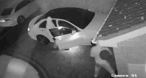 It Took Just 60 Seconds For These Guys To Steal Brand New Mercedes 2