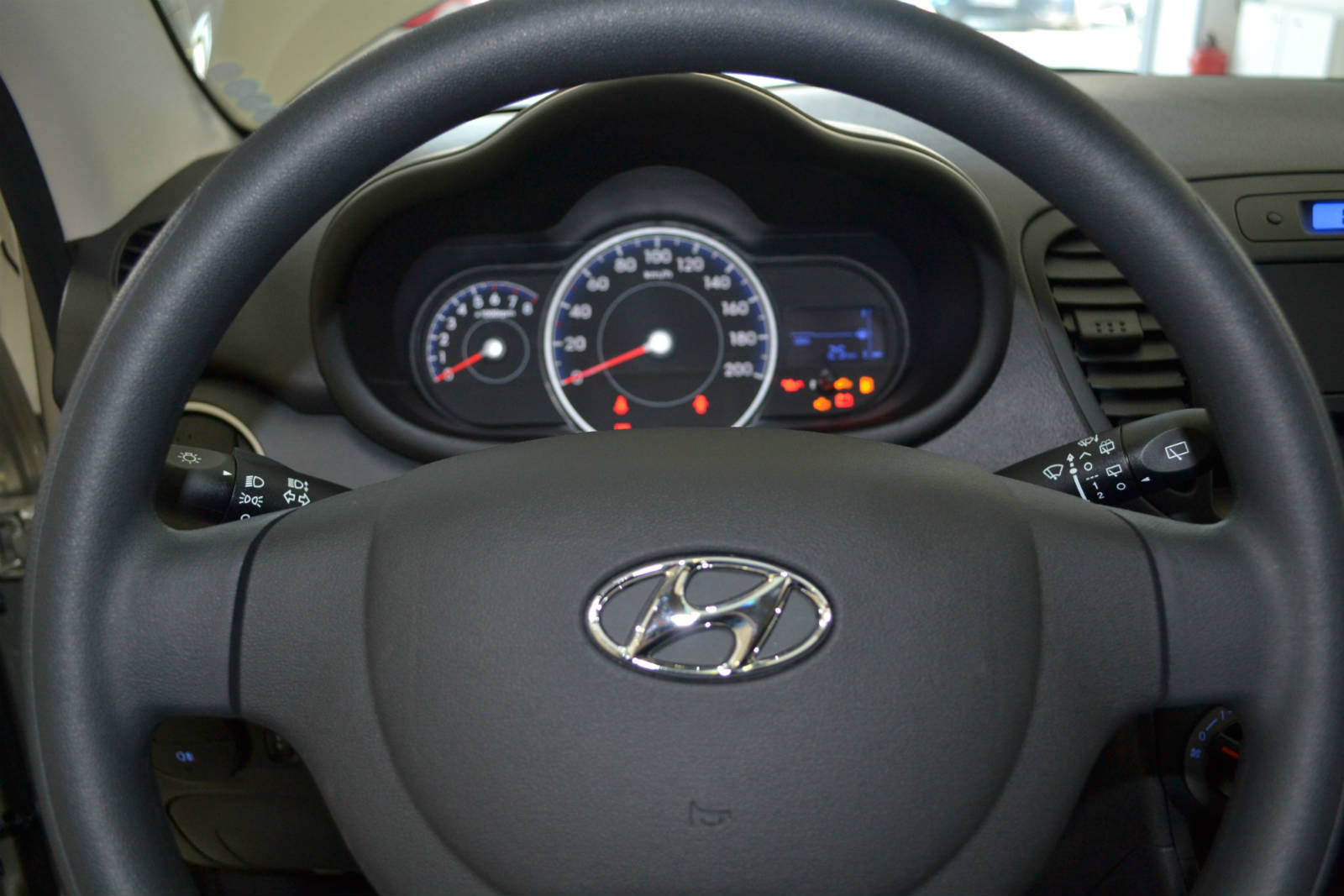 hyundai i10 car showroom photo f