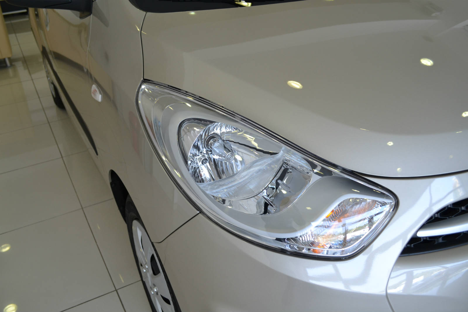 hyundai i10 car showroom photo f