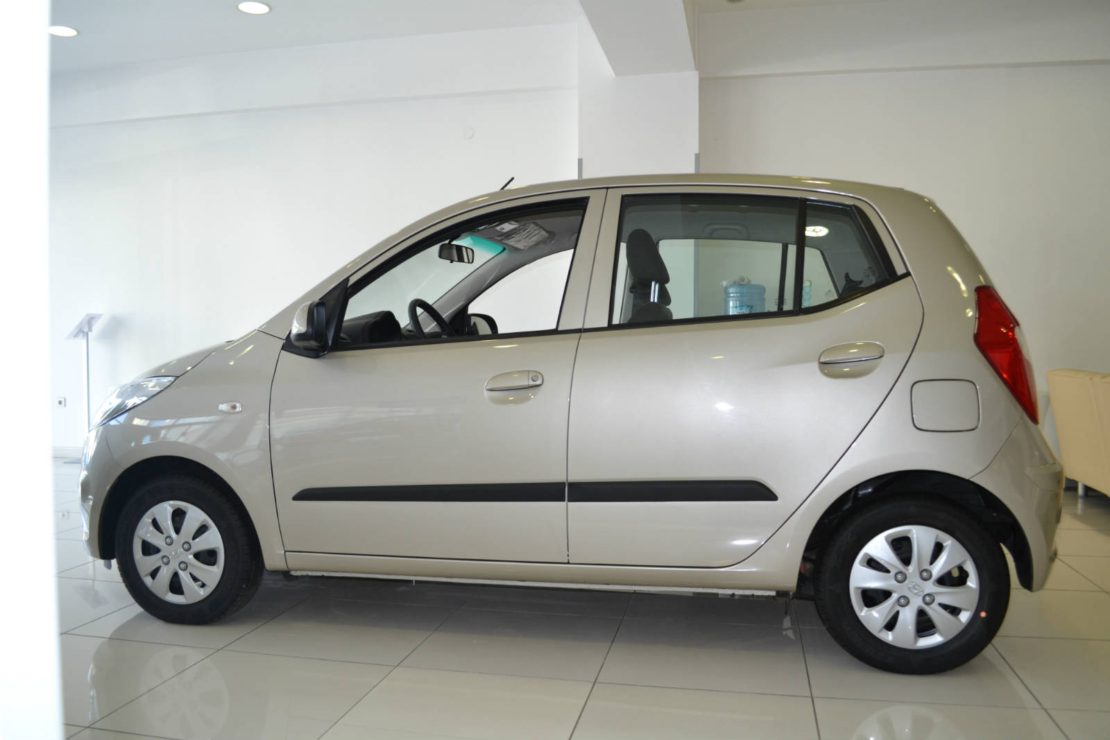 hyundai i10 car showroom photo f
