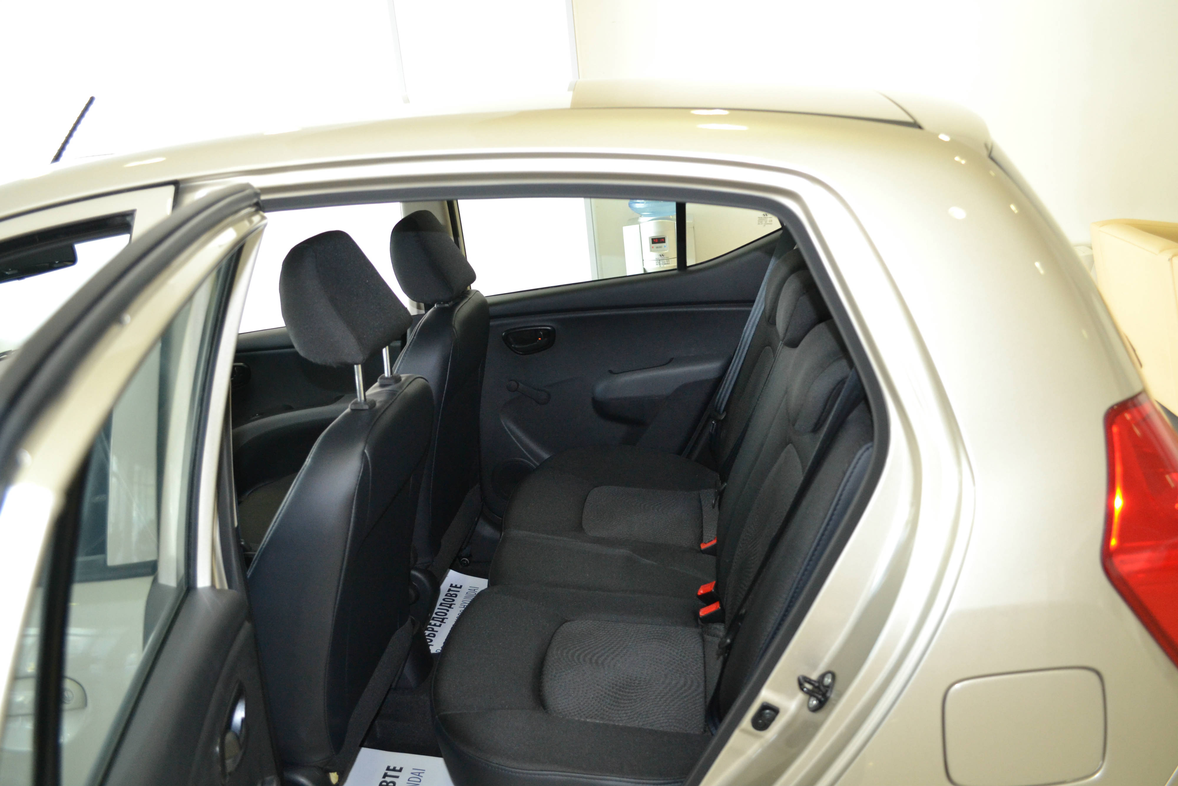 hyundai i10 car showroom photo f