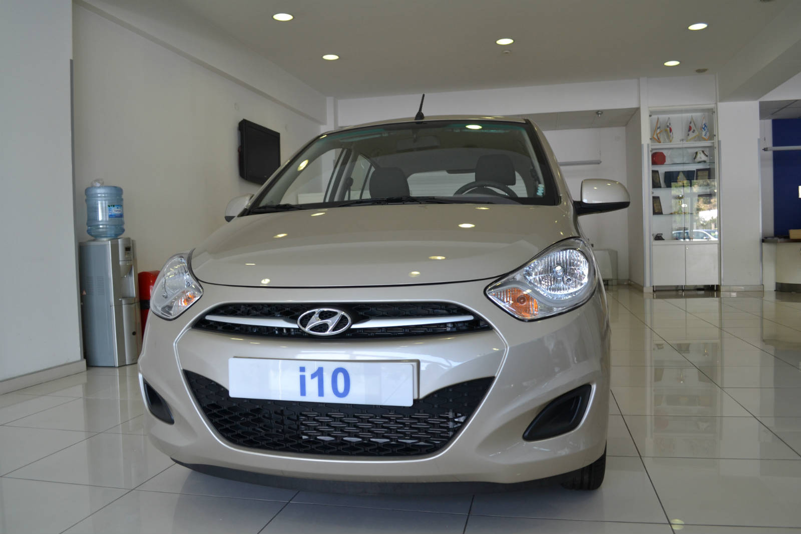hyundai i10 car showroom photo f
