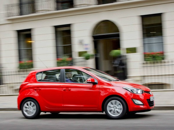 hyundai i20 2013 side in motion