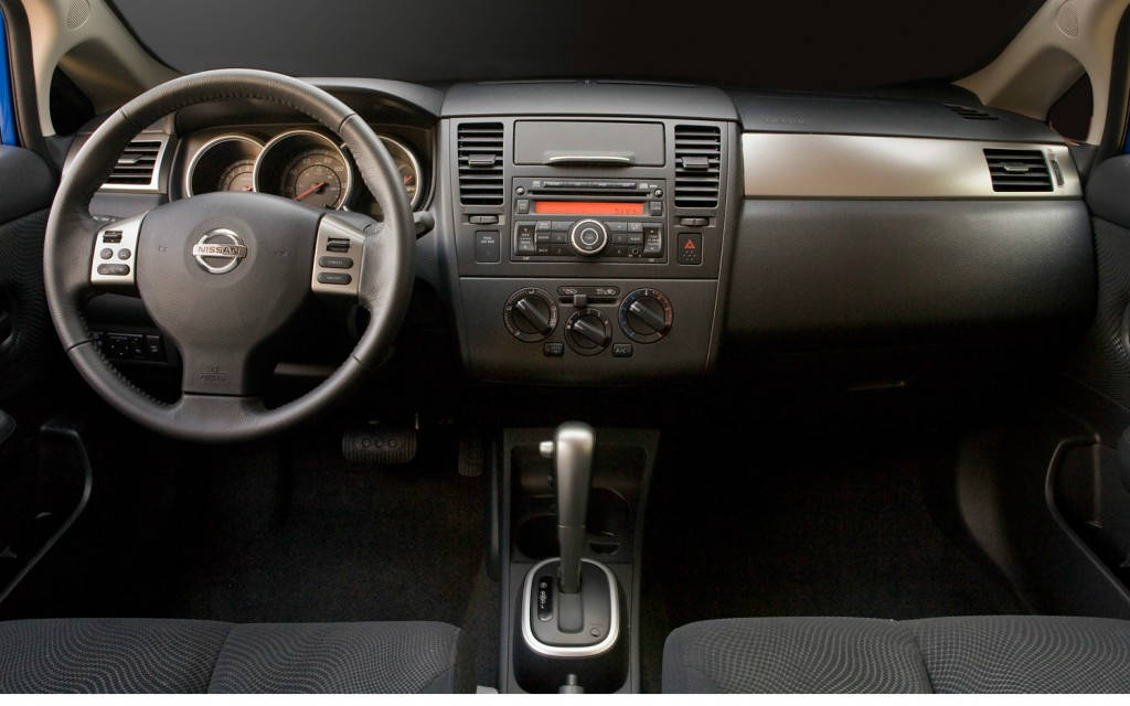 2012 nissan versa interior