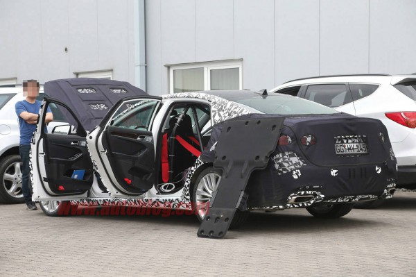 2014 genesis sedan spy shots open doors