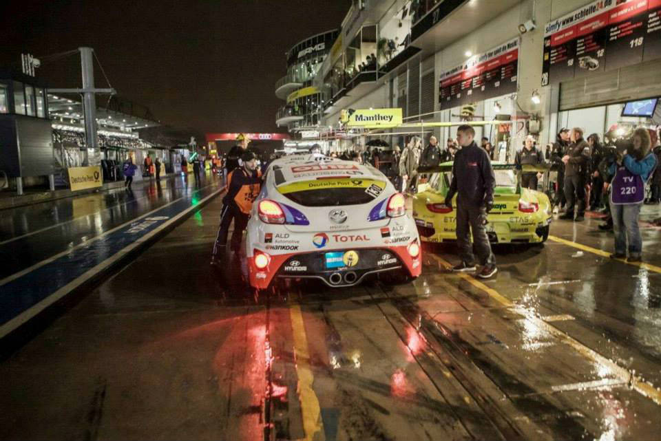 Hyundai Veloster Turbo at 24-hour race at nurburgring