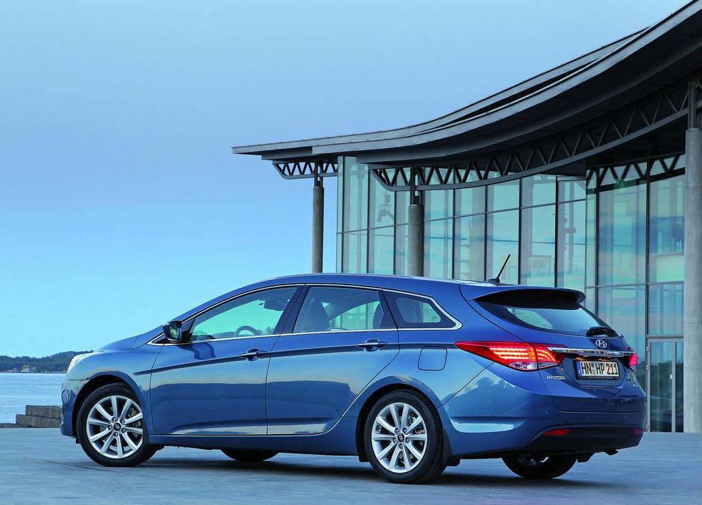hyundai i40 wagon rear side 2