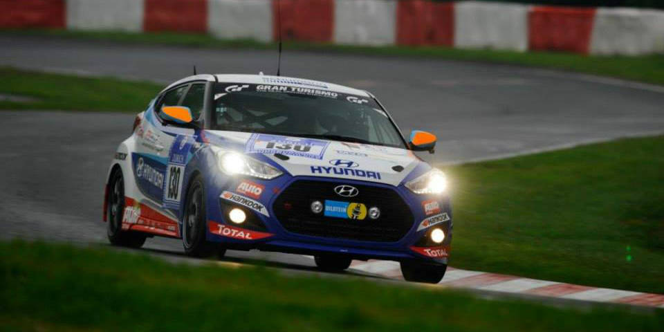 hyundai veloster racing on 24 hours race at nurburgring F