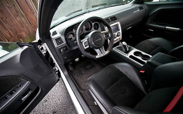 the dodge challenger srt8