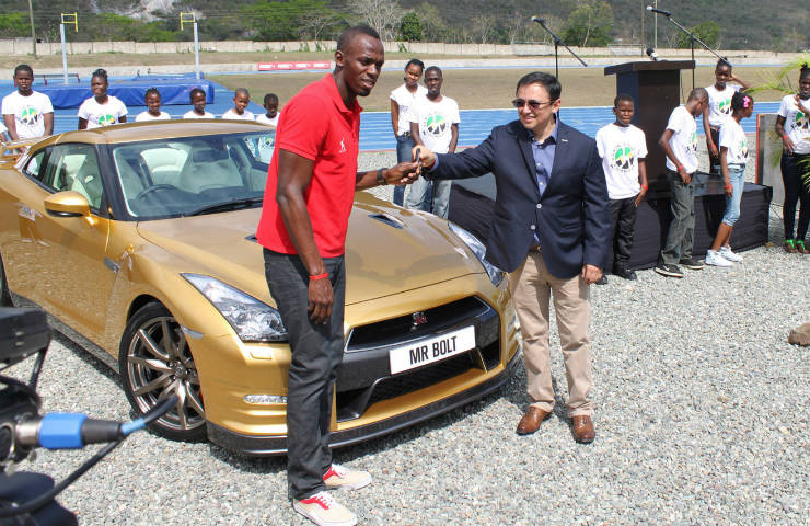 gold nissan Usein Bolt