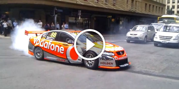 CRAZY V8 Supercar Driver STOPS The Traffic in Brisbane AUSTRALIA Performs Awesome DONUTS