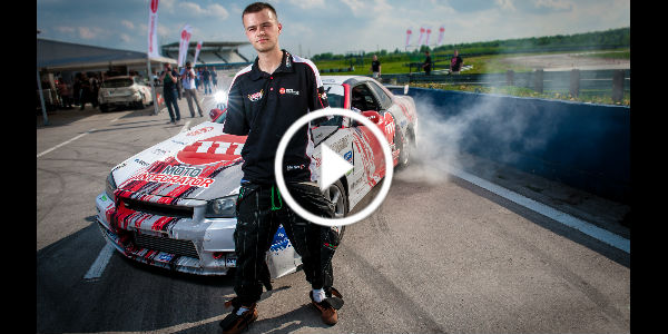 Armless Driver Drifts His Skyline R34 2