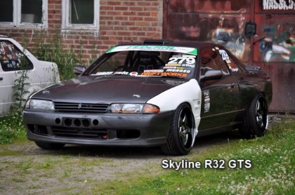 Drifting Nissan Skyline R32