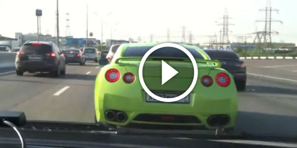 Police-chasing-Nissan-GTR-through-russian-traffic