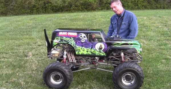 Gas Powered RC Grave Digger in action 2