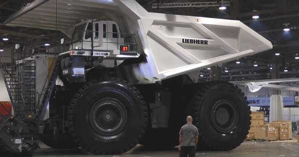 LARGEST Dump Truck in the World Liebherr T-284 1
