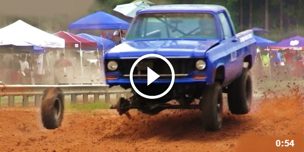truck looses the wheel Mud Truck Racing