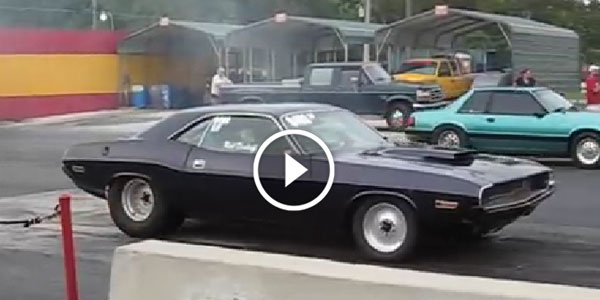 MUSTANG vs CHALLENGER Classic Detroit MUSCLE Drag Battle 1970 Dodge CHALLENGER Vs Ford MUSTANG