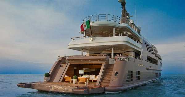j'ade Yacht Extravagant Interior speed boat 2