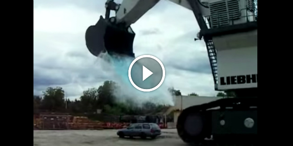 Enormous EXCAVATOR Drops A BUCKET FULL OF WATER OVER A CAR! SEE THE SHOCKING RESULTS!!