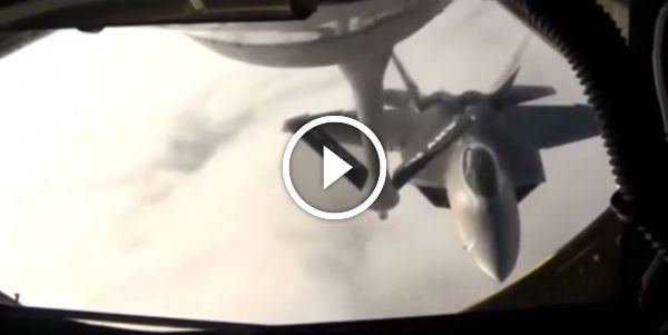 F22 fighter F-22 REFFUELING ON A MISSION