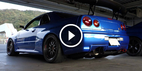 LOUD EXHAUST SOUND created by the one & only Nissan Skyline R34 GT-R! Turn Your SPEAKERS ON!!