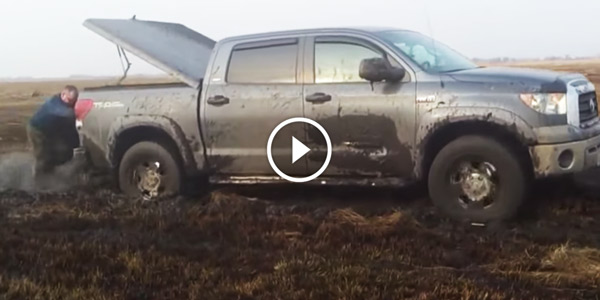big truck stuck Help on the road is not always pleasant
