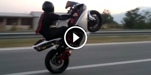 HIGHWAY YAMAHA R1 WHEELIE With YAMAHA R1! Check This Guy Doing A Successful RUN AGAINST THE WIND!!! 52