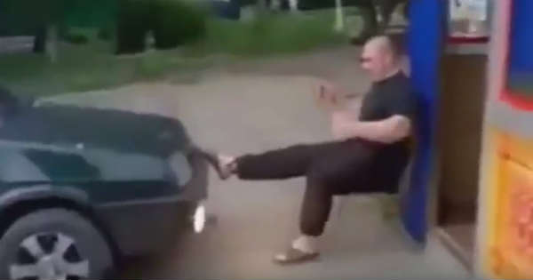 Leg day in Russia Man stops a car with legs in Russia 2