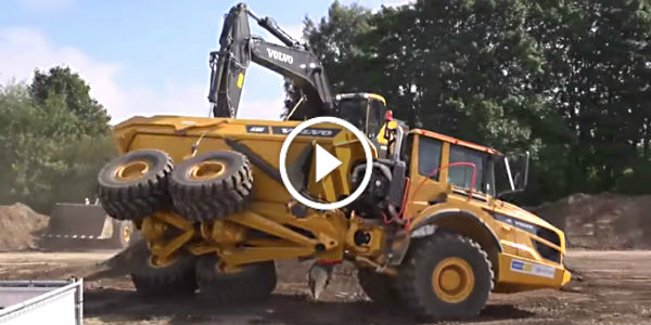 VOLVO Really Has What It Takes! See Its Dumper & Excavator Playing Around! This Is CRAZY! 2