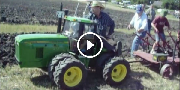 JOHN DEERE Small Tractor In Action 1 play