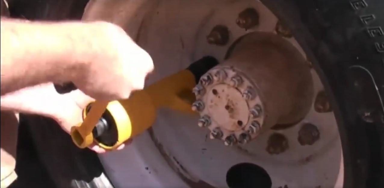 EZ Heavy Duty Lug Wrench Offers Gear Ratio Of 1 To 78 3