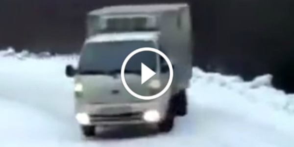 Uphill DRIFTING On A Snowy Road With A TRUCK 3 play