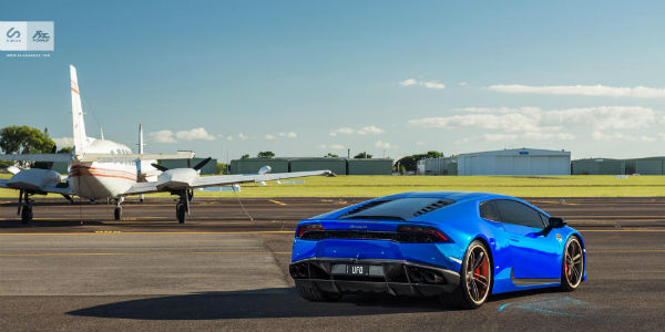 Blue Lamborghini Huracan 3