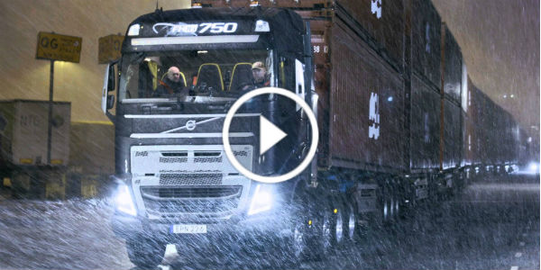 Volvo FH16 With Crawler Gears Hauls 750 Tonnes 3 play