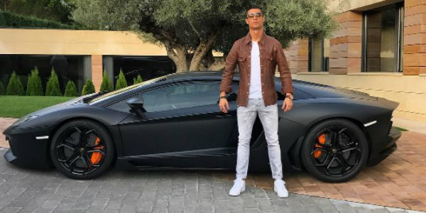 Cristiano Ronaldo Pose Aventador Lamborghini LP700 4 instagram 1