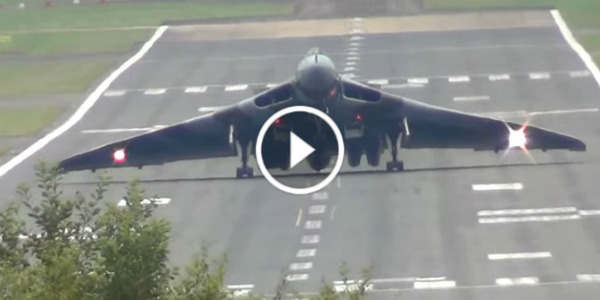 British Vulcan XH558 Farnborough Airshow Landing 11