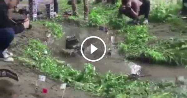 1 10 Scale RC Rock Crawler D90 Land Rover Handles Treacherous Terrains 2