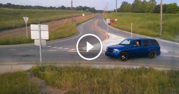 Chevrolet Trailblazer SS SUV Drifts Roundabout 2