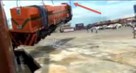 EMD GT46C-Ace Locomotive Train Heavily Dropped On Delivery fail 4