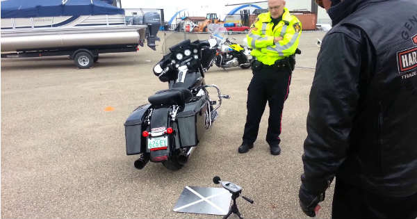 Cops Pull Over Guy For Decibel Test But Overheat His Bike Instead 4