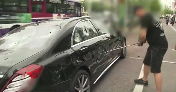 Unhappy Customer Smashes Mercedes-Benz S63 AMG Golf Club 3