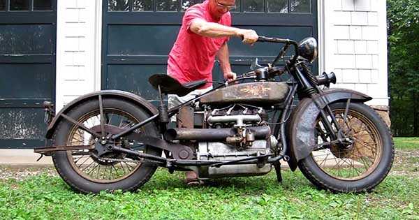 1928 Henderson Deluxe Antique Motorbike 1