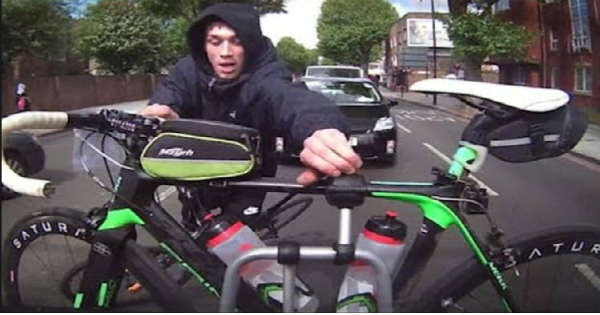 A cyclist is captured trying to steal a racing bike in central London 1