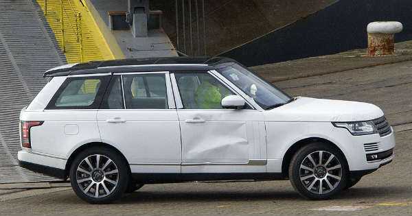 Hundreds of luxury Land Rovers salvaged from capsized transporter ship 1